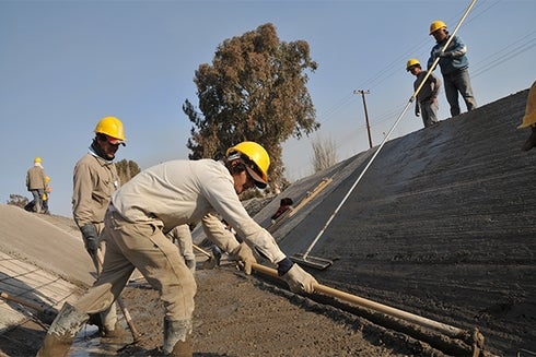 Operarios trabajando en una construcción. Desarrollo económico y social - Banco Interamericano de Desarrollo - BID