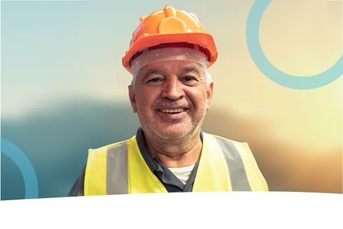 Worker with safety helm smiling - Digital-Reduce-Poverty-Sustainable-Development - Inter American Development Bank - IDB