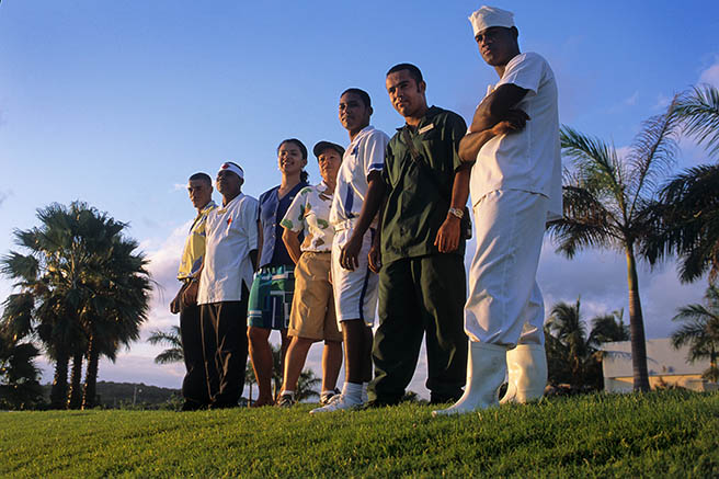 A group of people standing on grass. Environmentally sustainable - Inter-American Development Bank - IDB