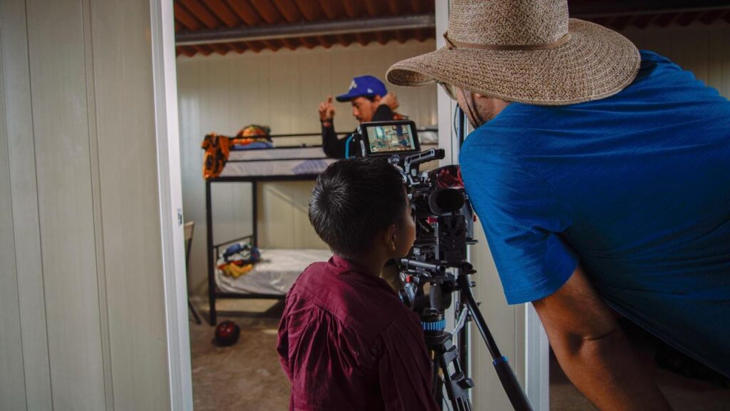 Niño indígena guna supervisa grabación en una cámara