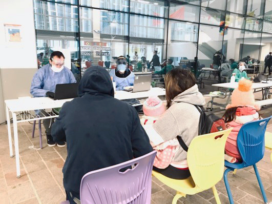 Vecinos completando los formularios para ser hisopados por el personal de Salud, derivados del operativo DETECTAR. Foto por Gobierno de la Ciudad de Buenos Aires