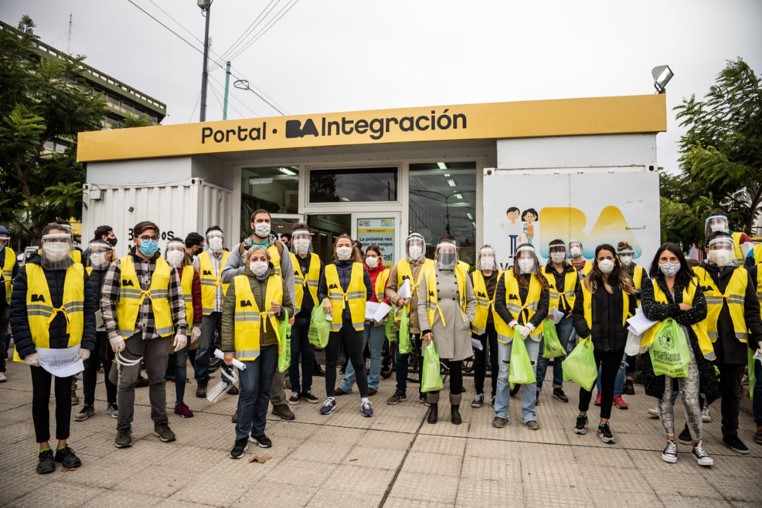Trabajadores del Portal de Integración social y urbana en Barrio 31. Foto por Gobierno de la Ciudad de Buenos Aires