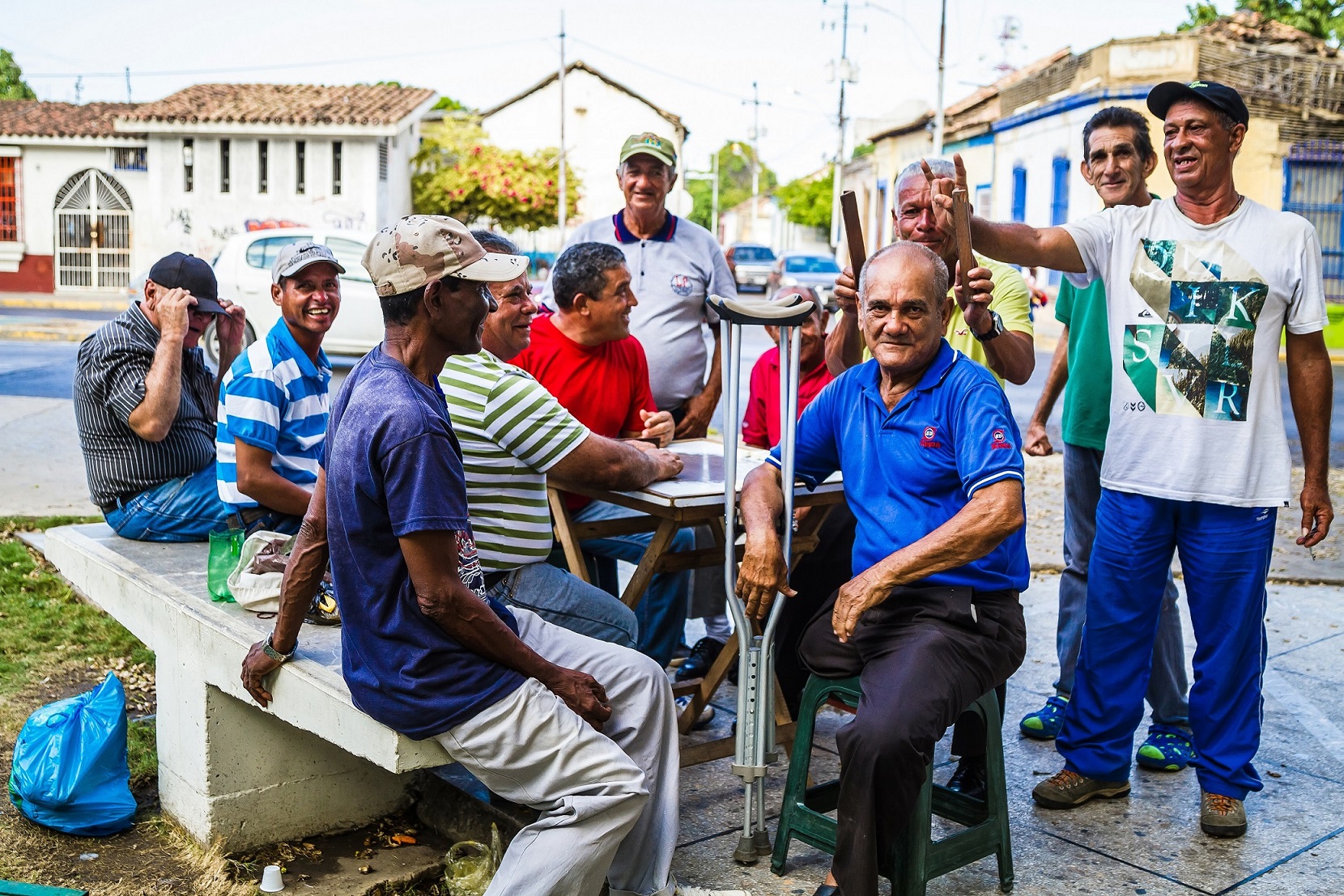 Grupo de homens na rua