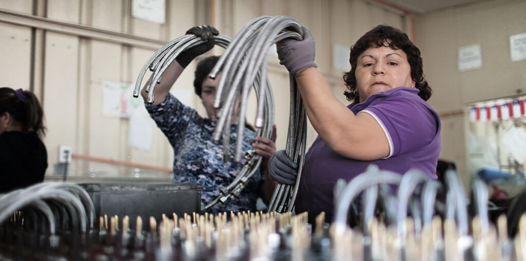 Mujeres en conflicto con la ley en chile. Dos mujeres trabajando en su transición a la libertad