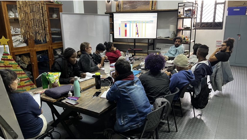 Un grupo de jóvenes participantes del Sandbox Audiovisual participa de sus cursos de formación