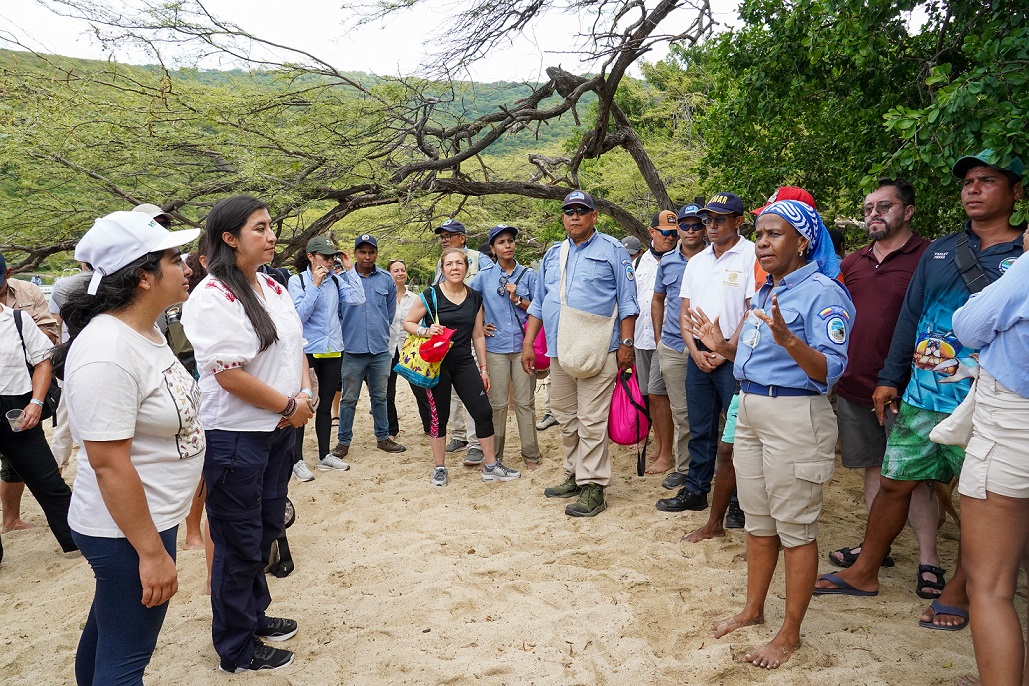 Una mujer presenta un proyecto en campo