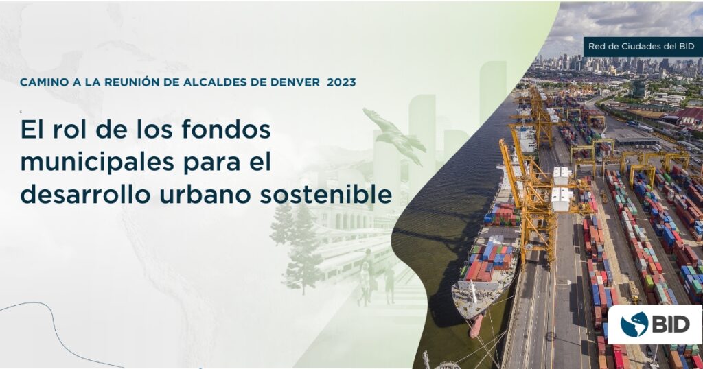 Un puerto con barco mercante