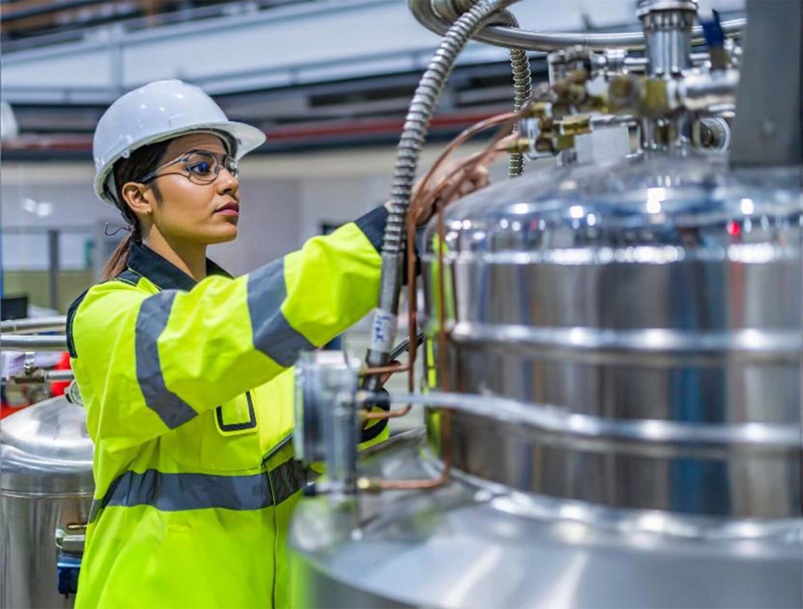 Operaria revisa un tanque de hidrógeno H2LBE