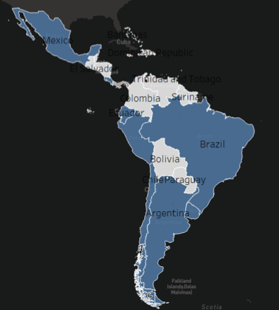 Mujeres de un grupo minoritario con vestidos tradicionales y hombres ejecutivos en una junta de trabajo