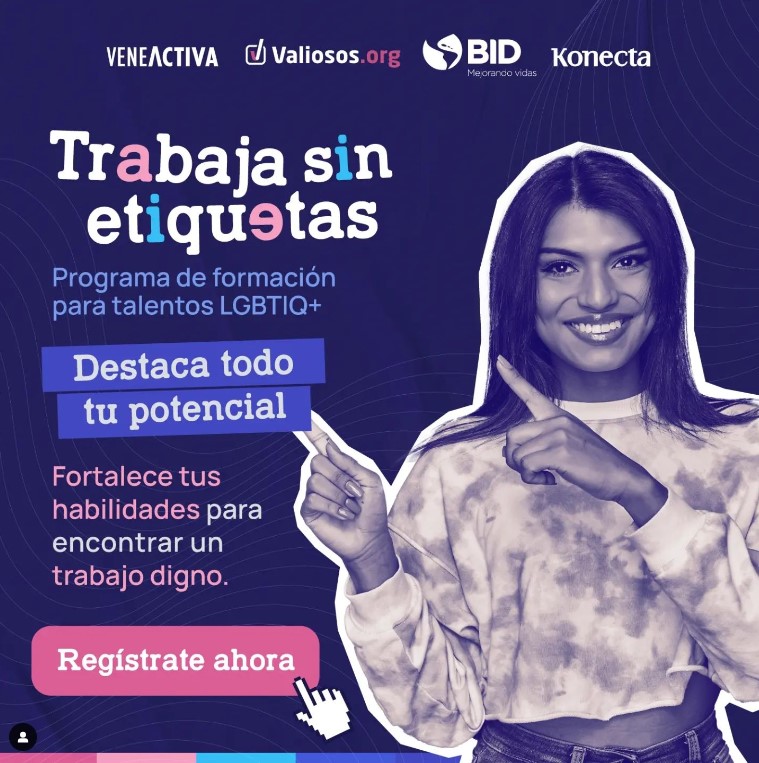 Mujer trans sonríe y señala el título "Trabaja sin etiquetas"