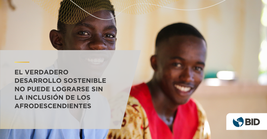 Dos jovenes afrodescendientes sonrientes
