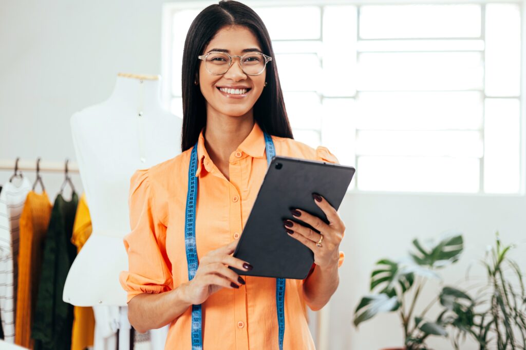 Emprendedora en la industria textil con una tablet en mano