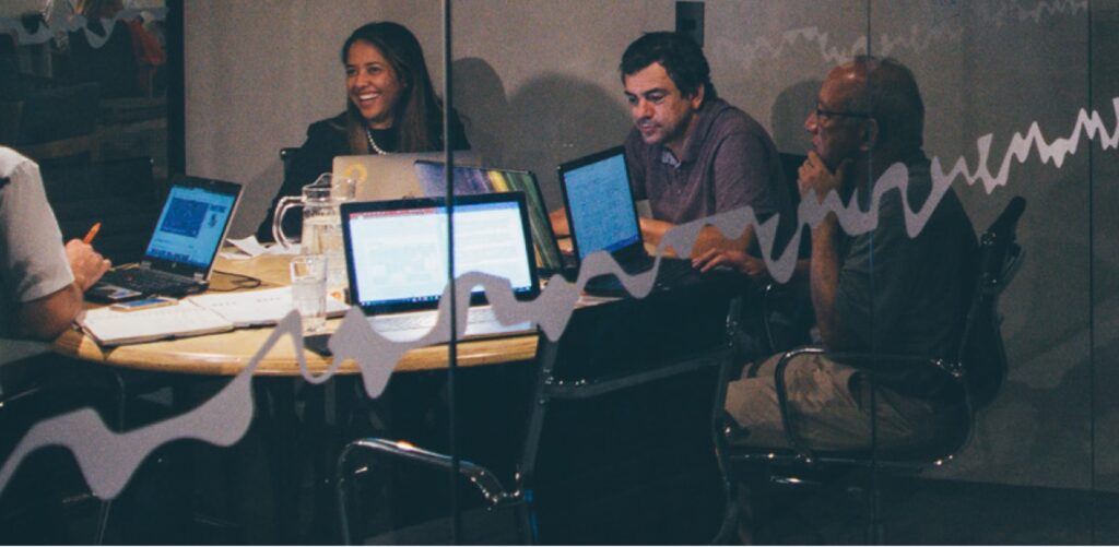 Gente trabajando en ciberseguridad