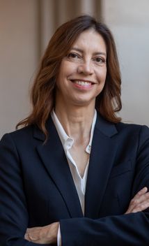 Lynne Charbonneau has more than three decades of experience in law, private-sector management, and corporate governance.