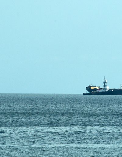 Plataforma petrolífera y petrolero
