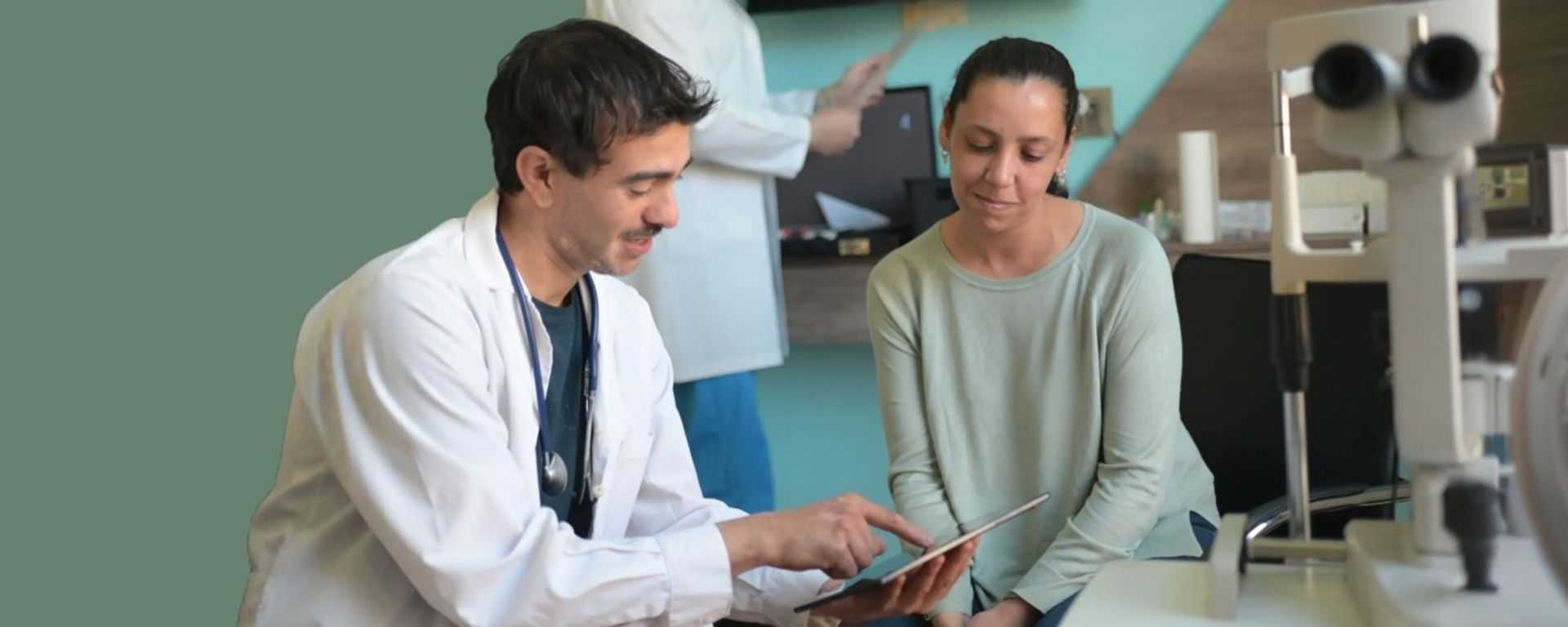 Doctor and patient looking to a celular screen - Inter American Development Bank - IDB