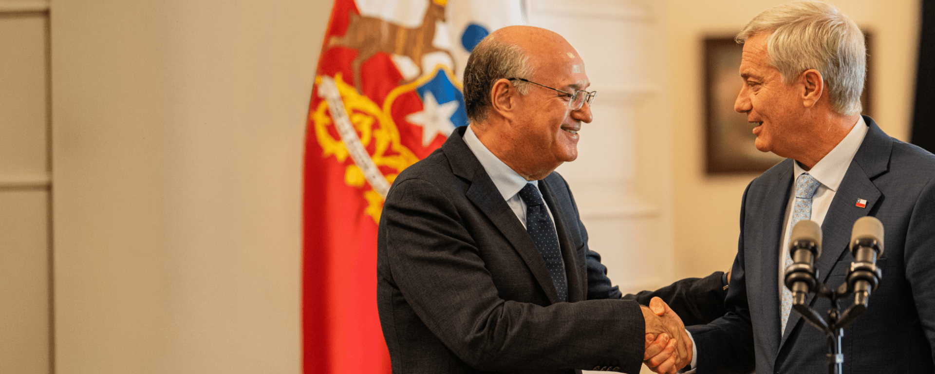 IDB Group President Ilan Goldfajn and Chilean President José Antonio Kast shake hands IDB