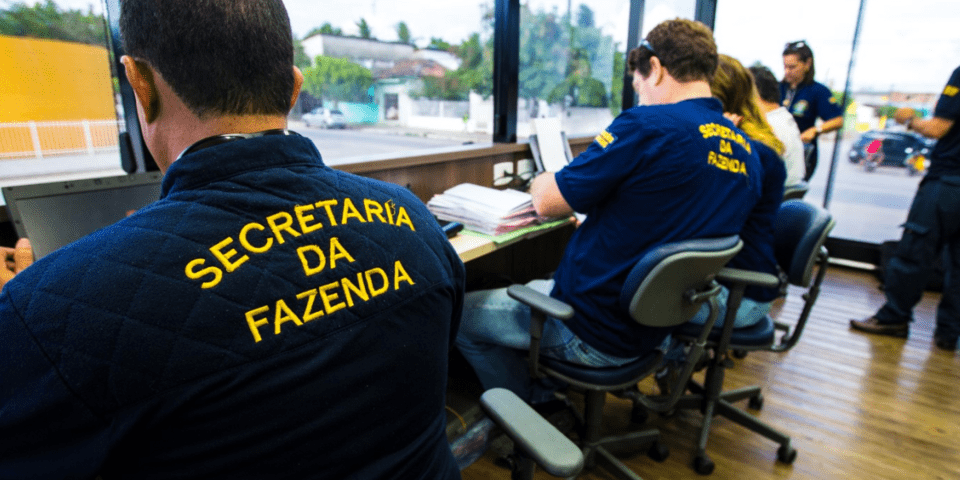 Men sitting with their backs to work in an office - Inter American Development Bank - Fiscal Management
