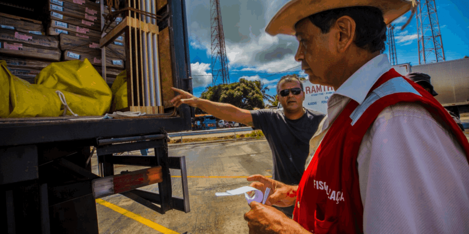 Man looking a truck - Taxes - Inter American Development Bank - IDB