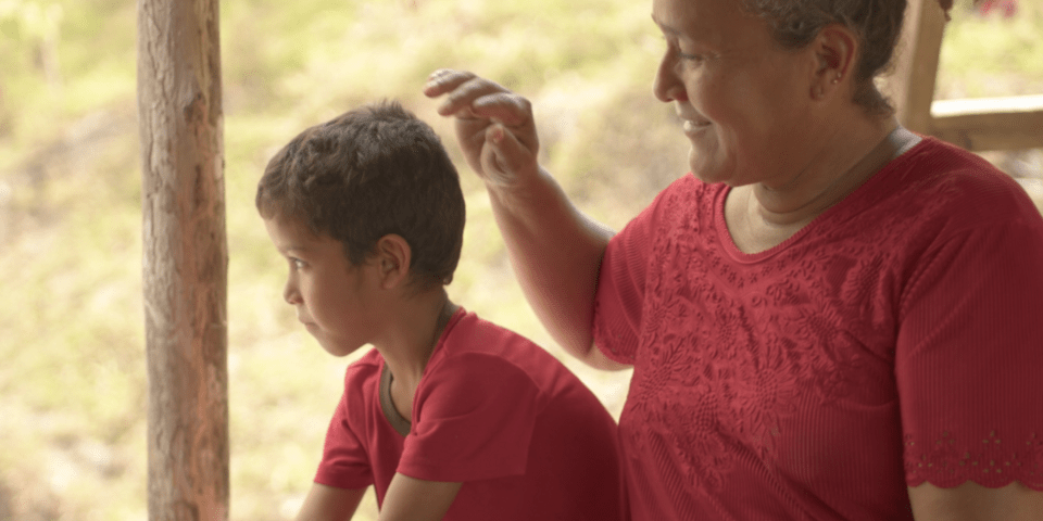 Mom taking care of her kid - IDB Environment - Inter American Development Bank - IDB