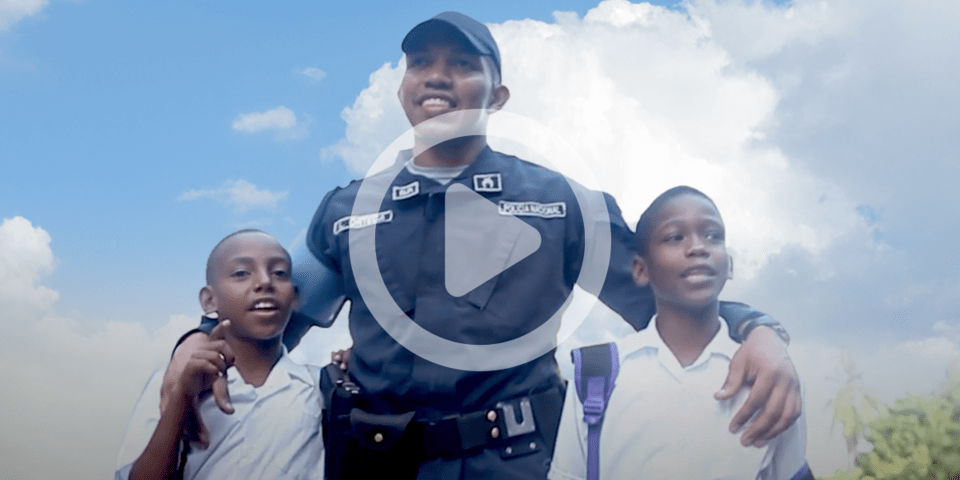 Policeman and kids smiliing - Alliance for Security - Inter American Development Bank - IDB