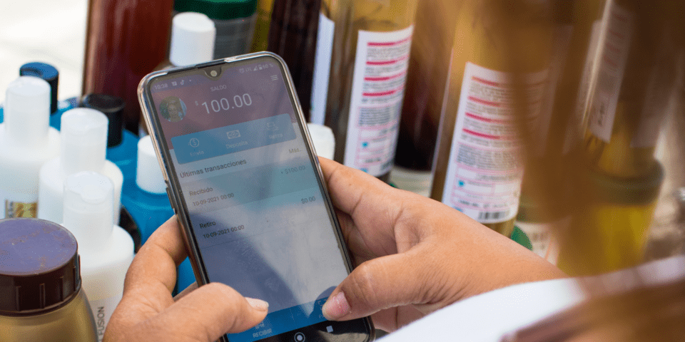 Women reading a message from her smartphone - Inter American Development Bank - IDB Digital Payments
