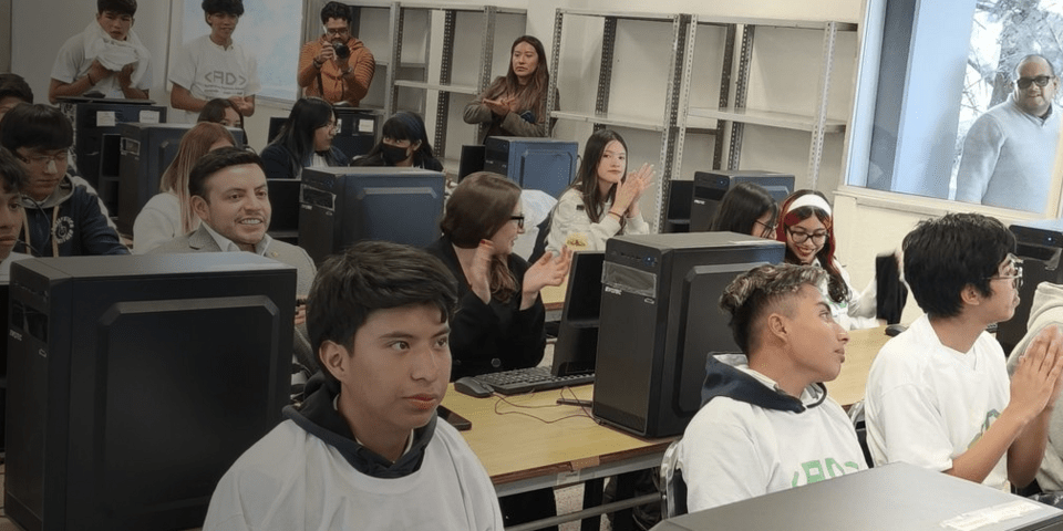 Students in a classroom with computers - Inter American Development Bank - Labor Markets