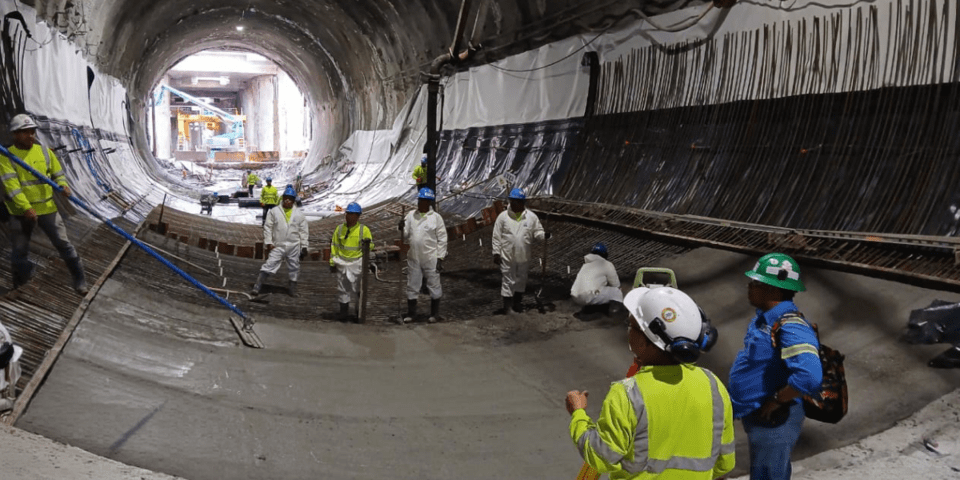 Construction workers working inside a tunnel - Inter American Development Bank - IDB Invest