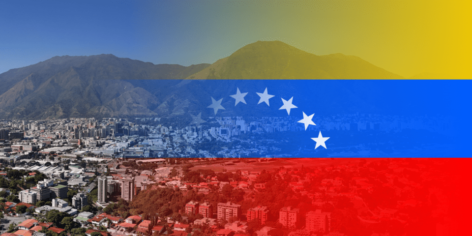 Panoramic day view of a city with mountains on the horizon - Inter American Development Bank - IDB Group