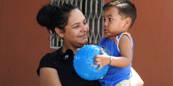 A história de Yoxana Serpa: como a saúde mental de uma mãe migrante protege o futuro de seus filhos?