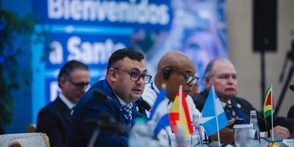 Autoridades participan en una sesión del Diálogo Regional de Política, con banderas de países en la mesa y oradores interviniendo.