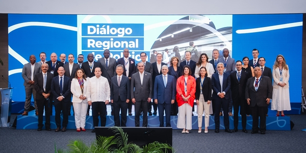 Delegados y representantes de alto nivel de la región posan para una foto grupal durante el Diálogo Regional de Política en Santo Domingo.