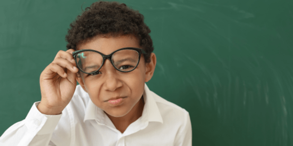 Ocultos a plena luz: cómo los sistemas educativos pasan por alto a 6 millones de estudiantes con pérdida de visión y audición