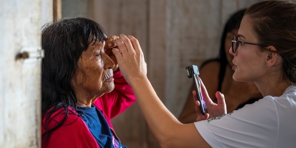 Smartphones, inteligência artificial e óculos: equipamentos portáteis para levar o cuidado oftalmológico a comunidades remotas 