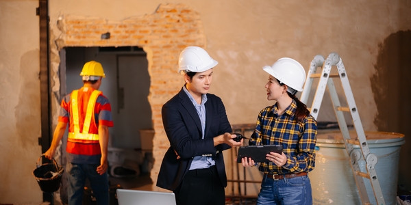 ESG. Seguridad y salud en el trabajo. two-colleagues-discussing-data-working