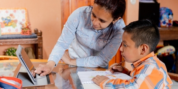¿Maestros y libros para los ricos, robots y pantallas para los pobres?