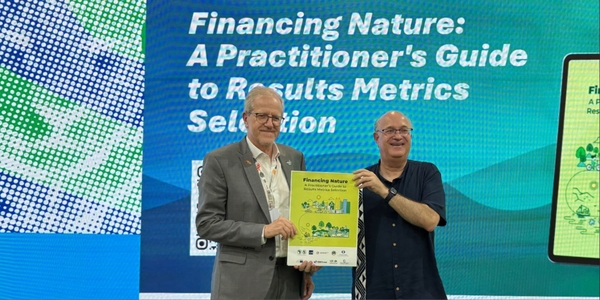 João Paulo Capobianco, Deputy Minister of the Environment and Climate Change of Brazil, and Ilan Goldfajn, IDB President holding guidance