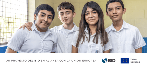 Alumnos del Centro Escolar Amatepec El Salvador - PRograma de Conectividad DIgital