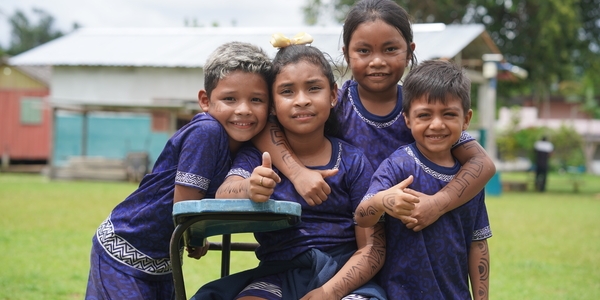 Niños en pupitre en escuela riberiña amazonica