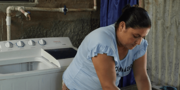 El acceso a agua corriente transforma la vida cotidiana de los migrantes en Belice