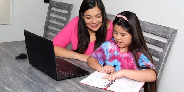 Mom-kid-laptop