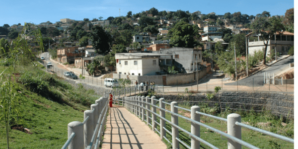 Zona urbana recuperada en Belo Horizonte, Brasil, tras una intervención de saneamiento y drenaje urbano para reducir inundaciones y mejorar el entorno urbano.