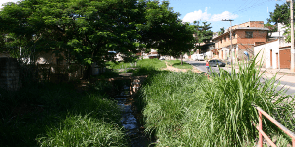 Arroyo urbano en Belo Horizonte, Brasil, antes de una intervención de saneamiento y drenaje urbano para reducir el riesgo de inundaciones y recuperar el espacio público.