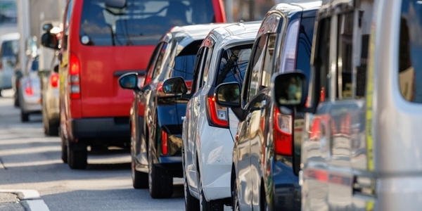 Es el tiempo, no la distancia: cómo la congestión urbana influye en el acceso a la salud