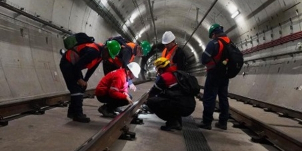 Workers in the Metro de Bogotá