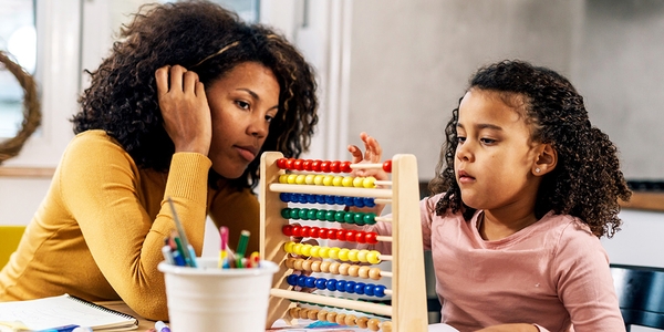 Ayudar a los niños pequeños a aprender matemáticas: ¿Deberíamos invertir en los padres o en los maestros?