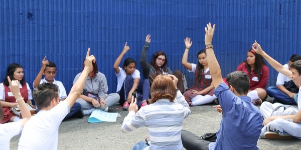 ¿Puede la salud mental prevenir la violencia escolar? Lecciones desde Medellín, Colombia