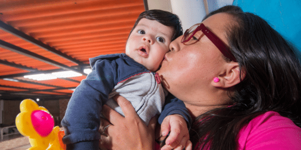 Políticas para quienes cuidan cuando mamá o papá no pueden hacerse cargo