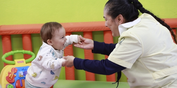 Cuidadora con bebé 