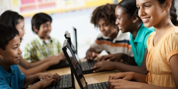 Inteligencia artificial en educación: aprender haciendo y evaluar para escalar